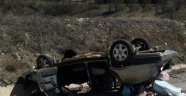 Menfeze çarpan otomobil takla attı: 1 ölü 1 yaralı