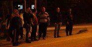 Meraklı kalabalık korona virüse aldırmadan yangını izledi
