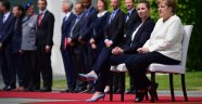 Merkel'in titremesine sandalyeli önlem