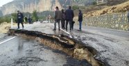 Mersin'de yol çöktü