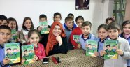 Mezun olduğu okulda kitaplarını imzaladı