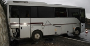 Midibüs istinat duvarına çarptı: 4 yaralı