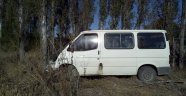 Minibüs ağaca çarptı: 3 yaralı