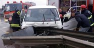 Minibüs demir bariyerle saplandı: 1 yaralı