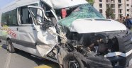 Minibüs dolmuşa çarptı: 13 yaralı