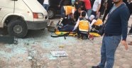 Minibüs, durakta bekleyen vatandaşlara çarptı: 1'i ağır 4 yaralı