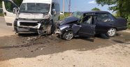 Minibüs ile otomobil çarpıştı: 1 yaralı