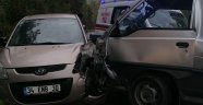 Minibüs ile otomobil çarpıştı : 1 yaralı
