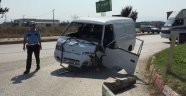 Minibüs ile otomobil çarpıştı: 2 yaralı
