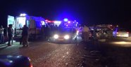 Minibüs ile otomobil kafa kafaya çarpıştı: 1 ölü 20 yaralı