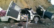 Minibüs, karşı yönden gelen TIR'ın dorsesine çarptı: 2 ölü, 6 yaralı