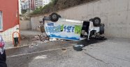 Minibüs okulun bahçesine uçtu