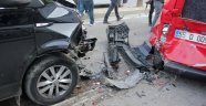 Minibüs ticari araca çarptı: 4 yaralı