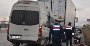 Minibüs tıra arkadan çarptı: 1 ölü 3 yaralı