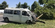 Minibüs yol kenarındaki ağaca çarptı: 4 yaralı