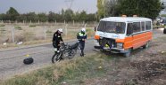 Minibüsle çarpışan motosiklet sürücüsü hayatını kaybetti
