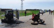 Minibüsle çarpışan traktör ikiye bölündü