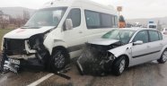 Minibüsle otomobil çarpıştı: 3 yaralı