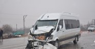 Minibüsler çarpıştı: 5 yaralı