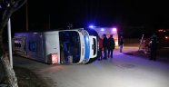 Minibüsü yan yattı 23 kişi ölümden döndü