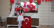 Minik Defne İstiklal Marşı'nın 10 kıtasını ezbere okudu