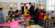 Minik öğrencileri sevindirdiler