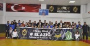 Minik sporculardan Elazığ ve Malatya depremine pankartlı destek