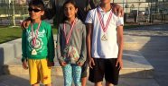 Minik tenisçiler turnuva şampiyonu oldu