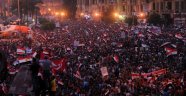 Mısır'da gösterilere kan bulaştı