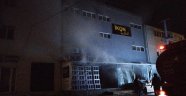 Mobilya fabrikasında çıkan yangını bekçiler fark etti