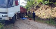Motosiklet kamyonun altına girdi: 1 ölü 1 yaralı!