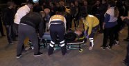 Motosiklet otomobille çarpıştı; 2 ağır yaralı