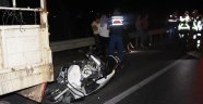 Motosiklet sürücüsü, lastik değiştiren kamyonete çarptı: 1 ölü