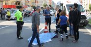 Motosikletinin çarpıp otomobilin ezdiği kadın hayatını kaybetti