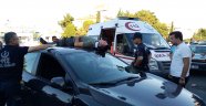 Motosikletli çarpıştığı otomobilin üzerine düştü
