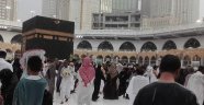 Müslümanlar tavaflarını yağmur altında yaptı