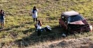 Nallıhan'da bir araç tarlaya uçtu: 3 yaralı