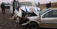 Öğrenci servisi ile otomobil çarpıştı: 16 yaralı