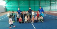 Öğrenciler tenis öğreniyor