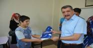 Öğrencilere Bayram Hediyesi Verdi