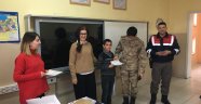 Öğrencilerin karnesini jandarma verdi