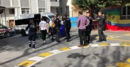  Okul bahçesindeki servis aracı minik öğrenciyi ezdi