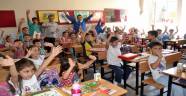 Okula Başlayan Miniklere Anlamlı Karşılama
