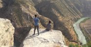Ölümle burun buruna gelip fotoğraf çektiriyorlar