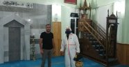 Örnek muhtar camileri kendi imkanları ile dezenfekte etti