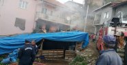 Otlar tutuştu 3 katlı ev yandı