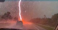 Otobanda seyreden araca yıldırım düştü