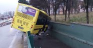 Otobüs köprülü kavşaktan aşağıya düştü