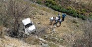 Otomobil 20 metre yükseklikten dere yatağına uçtu: 3 yaralı