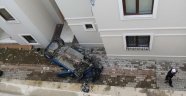 Otomobil 5 metreden apartman boşluğuna düştü: 1 yaralı